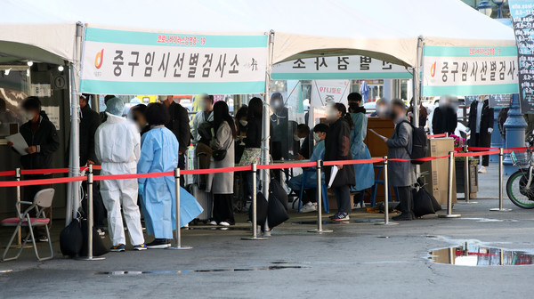 코로나19 신규 확진자가 731명으로 집계된 14일 오전 서울 중구 서울역광장에 마련된 코로나19 중구임시선별검사소에서 시민들이 검사를 받기 위해 줄 서 있다. 2021.04.14 / 사진=[뉴시스]