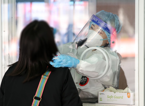 코로나19 신규 확진자가 731명으로 집계된 14일 오전 서울 중구 서울역광장에 마련된 코로나19 중구임시선별검사소에서 의료진이 검체 채취를 하고 있다. 2021.04.14 / 사진=[뉴시스]