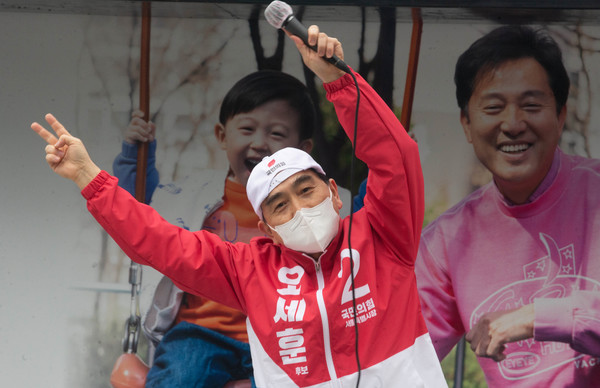 태영호 국민의힘 의원이 28일 오후 서울 강남구 코엑스 동문광장에서 열린 오세훈 국민의힘 서울시장 후보의 집중유세에서 선거 운동원들과 함께 율동을 선보이고 있다. 2021.03.28 / 사진=[국회사진기자단]