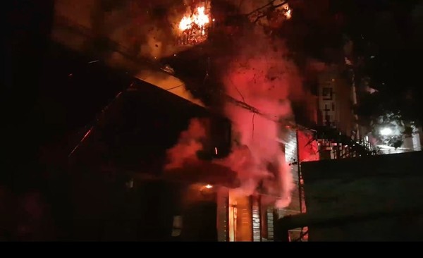 25일 새벽께 서울 마포구 공덕동 모텔에서 발생한 화재 진압 장면. 2020.11.25 / 사진=[소방당국 제공]