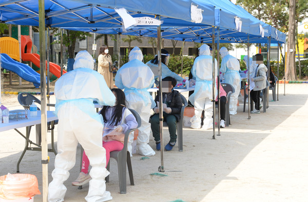 울산 남구 한 초등학교 학생이 코로나19 확진판정을 받은 16일 오전 해당 초등학교 임시 선별검사소에서 학생들이 코로나19 검사를 받고 있다. 2021.04.16 / 사진=[뉴시스]