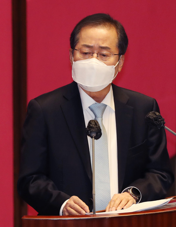무소속 홍준표 의원이 4일 오후 서울 여의도 국회 본회의장에서 정세균 국무총리에게 정치·외교·통일·안보 분야 대정부질문을 하고 있다. 2021.02.04 / 사진=[공동취재사진]