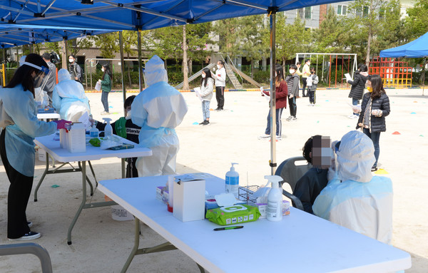 울산 남구 한 초등학교 학생이 코로나19 확진판정을 받은 16일 오전 해당 초등학교 임시 선별검사소에서 학생들이 코로나19 검사를 받고 있다. 2021.04.16 / 사진=[뉴시스]
