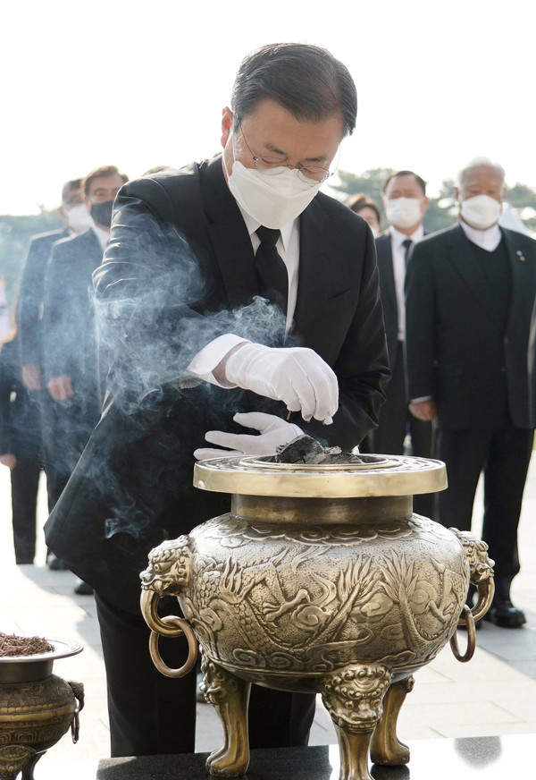 문재인 대통령이 19일 오전 서울 강북구 국립 4.19 민주묘지 기념탑에서 분향하고 있다. 2021.04.19 / 사진=[뉴시스]