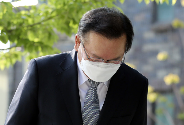 김부겸 국무총리 후보가 19일 오전 청문회 준비 사무실이 차려진 서울 종로구 금융감독원 연수원으로 출근하며 인사하고 있다. 2021.04.19 / 사진=[뉴시스]