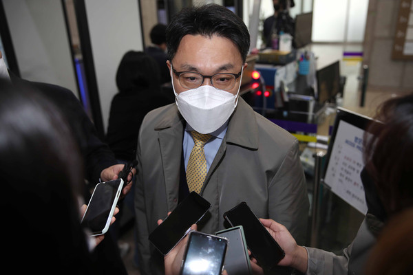 김진욱 고위공직자범죄수사처(공수처)장이 19일 오전 경기도 정부과천청사 내 공수처로 출근하며 취재진의 질문에 답하고 있다.2021.04.19 / 사진=[공동취재사진]