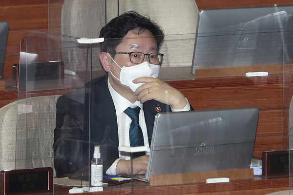 박범계 법무부 장관이 19일 국회 본회의장에서 열린 정치·외교·통일·안보 분야 대정부질문에 참석하고 있다. 2021.04.19 / 사진=[공동취재사진]