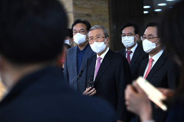 4.7 재보궐선거를 마지막으로 퇴임하는 김종인 국민의힘 비상대책위원장이 8일 오전 서울 여의도 국회에서 의원총회 참석을 마친 뒤 취재진의 질문에 답변하고 있다.2021.04.08 / 사진=[공동취재사진]