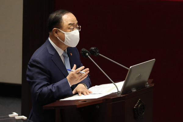 홍남기 국무총리 직무대행이 20일 서울 여의도 국회 본회의장에서 열린 경제 분야 대정부질문에 출석해 의원 질의에 답변하고 있다.2021.04.20 / 사진=[공동취재사진]