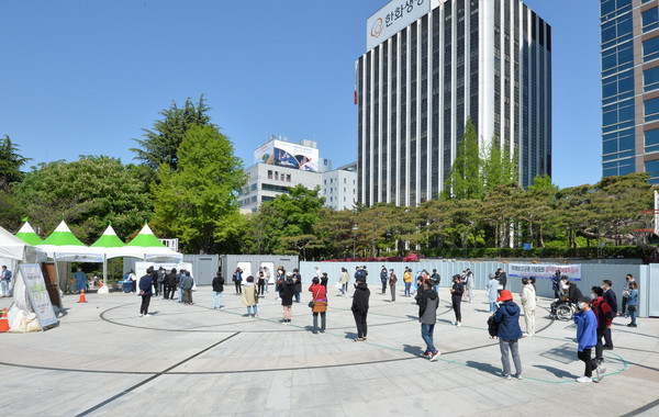 대구 지역 코로나19 확진자가 24명으로 집계된 19일 오전 대구 중구 국채보상운동기념공원에 마련된 임시선별검사소에서 시민들이 검사를 받기 위해 줄 서 기다리고 있다. 2021.04.19 / 사진=[뉴시스]