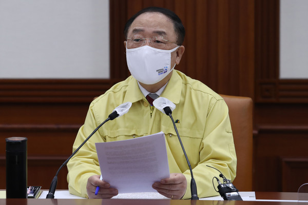 홍남기 국무총리 직무대행이 21일 오전 서울 종로구 정부서울청사에서 열린 코로나19 중앙재안안전대책본부(중대본) 회의에 참석해 발언하고 있다.2021.04.21 / 사진=[공동취재사진]