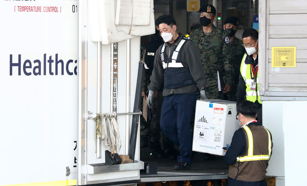 코로나19 화이자 백신 25만회분이 21일 오전 인천국제공항 화물터미널에 도착해 백신 수송 관계자들이 백신을 운송 차량에 싣고 있다. 2021.04.21 / 사진=[뉴시스]