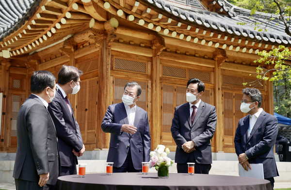 문재인 대통령이 21일 청와대 상춘재에서 오세훈 서울시장, 박형준 부산시장과의 오찬 간담회에 앞서 환담하고 있다. 유영민(왼쪽부터) 대통령비서실장, 박형준 부산시장, 문 대통령, 오세훈 서울시장, 이철희 정무수석. 2021.04.21 / 사진=[뉴시스]