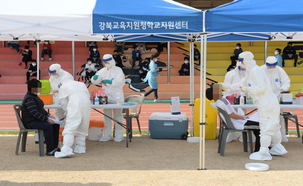 울산 중구 한 초등학교 학생이 코로나19 확진판정을 받은 21일 오후 해당 초등학교 임시 선별검사소에서 학생들이 코로나19 검사를 받고 있다. 2021.04.21 / 사진=[뉴시스]