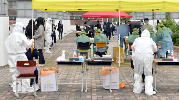 22일 오후 광주 북구 한 고등학교 주차장에 설치된 임시선별검사소에서 방역당국이 학생과 교사 등을 대상으로 코로나19 전수검사를 하고 있다. 2021.04.21 / 사진=[뉴시스]