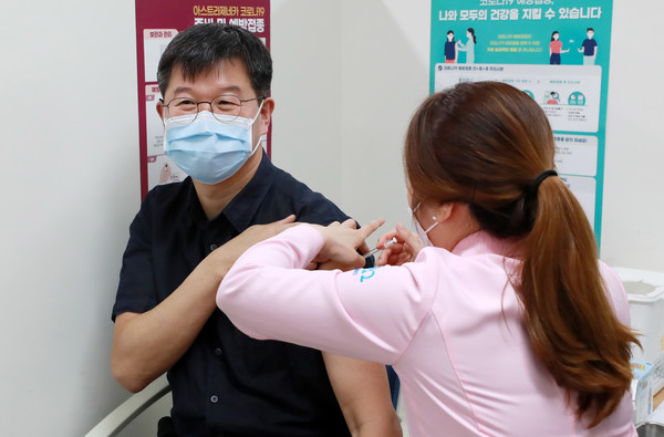 이기일 보건복지부 보건의료정책실장이 2일 오전 서울 마포구보건소에서 아스트라제네카 코로나19 백신 접종을 하고 있다. 2021.04.02 / 사진=[뉴시스]