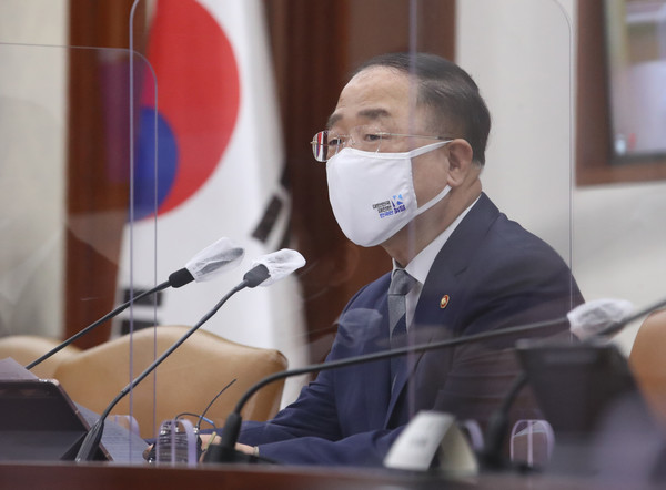 홍남기 국무총리 직무대행이 23일 오전 서울 종로구 정부서울청사에서 열린 백신·치료제 상황점검회의에 참석해 발언하고 있다. 2021.04.23 / 사진=[뉴시스]