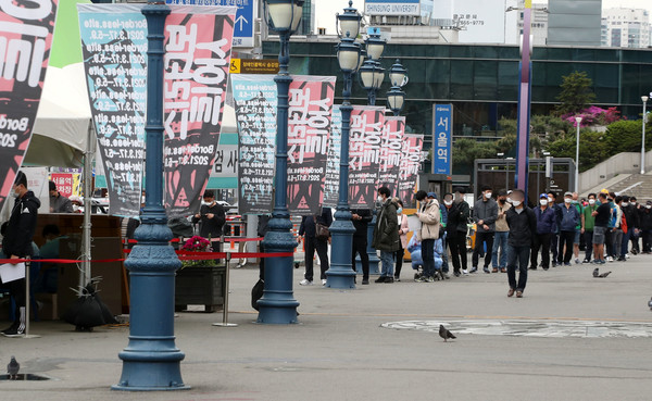 코로나19 국내 확진자 수가 나흘째 700명대를 기록한 24일 오전 서울역 광장에 마련된 임시선별검사소에 시민들이 검사를 받기 위해 줄을 서고 있다. 2021.04.24 / 사진=[뉴시스]