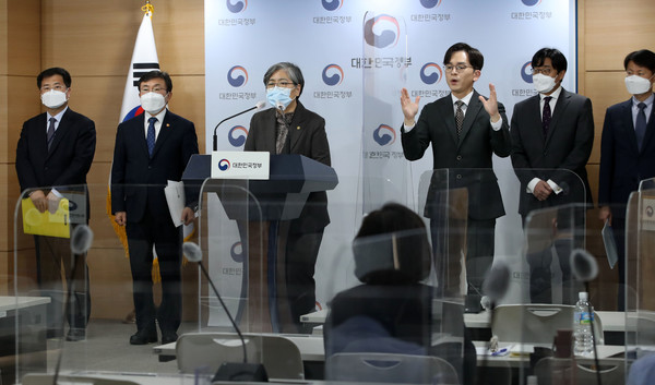 정은경 질병관리청 청장이 24일 오후 서울 종로구 정부서울청사에서 열린 코로나19 백신 도입 관련 부처 합동 긴급 비대면 브리핑에서 취재진의 질문에 답하고 있다. 2021.04.24 / 사진=[뉴시스]