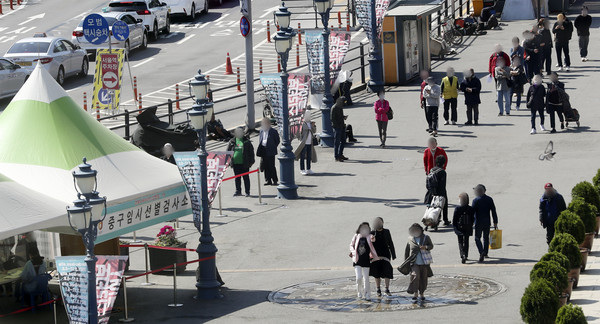 코로나19 신규 확진자가 주말 영향 등으로 닷새만에 700명 아래로 감소한 25일 오전 서울역 광장에 마련된 서울 중구 임시선별검사소에서 시민들이 검사를 받기 위해 줄지어 대기하고 있다. 이날 0시 기준 국내 누적 확진자는 전날보다 644명 증가한 11만8887명이다. 2021.04.25 / 사진=[뉴시스]