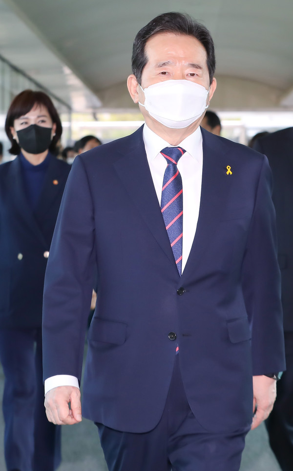 정세균 국무총리가 16일 오후 서울 종로구 정부서울청사에서 이임식을 마치고 직원들과 본관으로 이동하고 있다. (2021.04.16 / 사진=[공동취재사진]