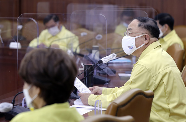 홍남기 국무총리 직무대행이 25일 서울 종로구 정부서울청사에서 열린 코로나19 중앙재난안전대책본부(중대본) 회의에 참석해 발언하고 있다. 2021.04.25 / 사진=[뉴시스]
