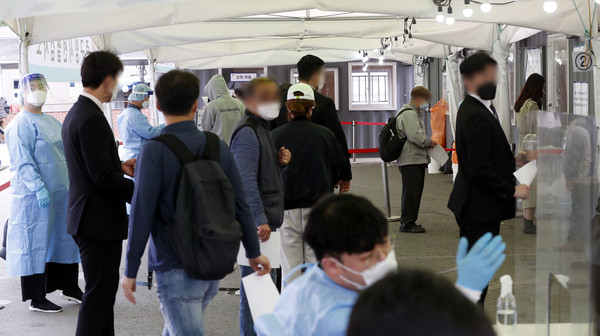 코로나19 신규 확진자가 500명으로 집계된 26일 오전 서울역 광장에 마련된 중구 임시 선별검사소에서 시민들이 검사를 받기 위해 줄 지어 기다리고 있다. 2021.04.26 / 사진=[뉴시스]