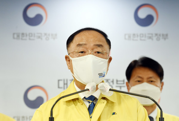 홍남기 국무총리 직무대행이 26일 오전 서울 종로구 정부서울청사 합동브리핑실에서 백신 수급 및 접종 관련 계획 대국민 담화를 발표하고 있다.2021.04.26 / 사진=[공동취재사진]