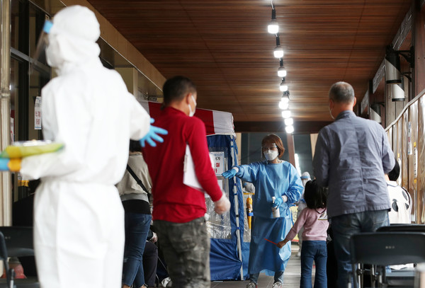 코로나19 국내 확진자 수가 전날 대비 797명 늘어난 23일 오후 서울 송파구보건소 선별진료소에서 시민들이 검사를 받기 위해 기다리고 있다. 2021.04.23 / 사진=[뉴시스]