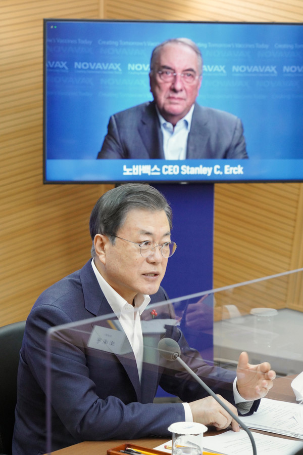 문재인 대통령이 20일 오전 경북 안동시 SK바이오사이언스 공장에서 열린 '코로나19 백신 기업 영상 간담회'에 참석해 노바백스사의 스탠리 에르크 대표이사와 영상 통화를 하고 있다. 2021.01.20 / 사진=[뉴시스]