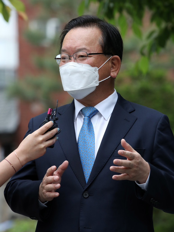 김부겸 국무총리 후보자가 27일 오전 인사청문회 준비 사무실이 마련된 서울 종로구 금융감독원 연수원으로 출근하며 취재진 질문에 답변하고 있다. 2021.04.27 / 사진=[뉴시스]