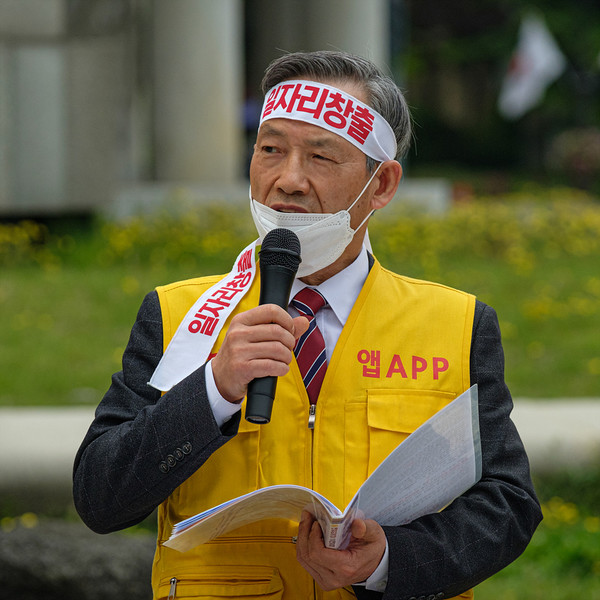 ▲하이우분투 황비 서울센터장이 27일 청와대 분수대 앞에서 기자회견을 하고 있다.