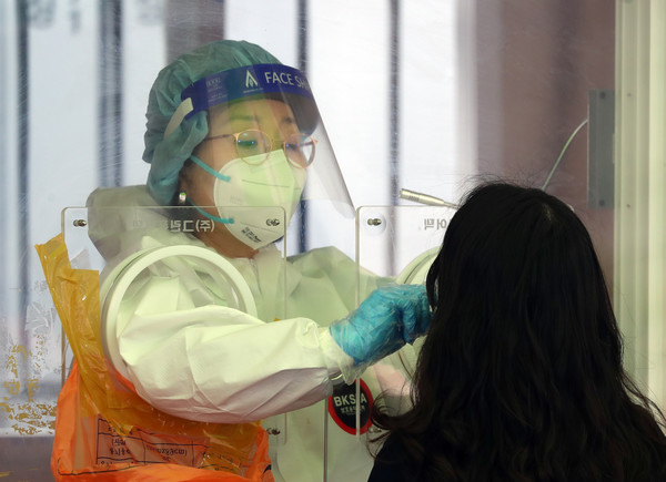 28일 서울역 앞 중구임시선별검사소를 찾은 시민이 검사를 받고 있다. 2021.04.28 / 사진=[뉴시스]