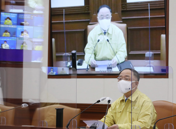 홍남기 국무총리 직무대행이 28일 오전 서울 종로구 정부서울청사에서 열린 코로나19 중앙재난안전대책본부(중대본) 회의에 참석해 발언하고 있다.2021.04.28 / 사진=[공동취재사진]