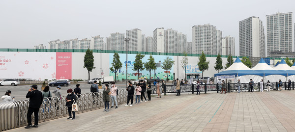 코로나19 신규 확진자가 775명으로 집계된 28일 서울 송파구 올림픽공원 앞에 마련된 임시선별진료소에서 시민들이 검사를 받기 위해 길게 줄지어 기다리고 있다. 2021.04.28 / 사진=[뉴시스]