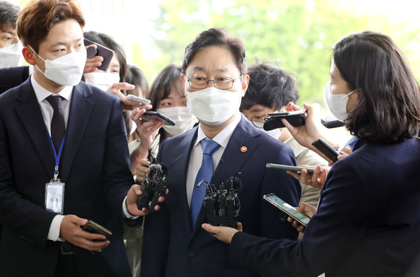 박범계 법무부 장관이 29일 검찰총장후보추천위원회가 열리는 경기 과천 법무부 청사로 출근하며 취재진의 질문에 답하고 있다. 2021.04.29 / 사진=[뉴시스]