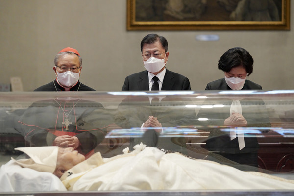 문재인 대통령과 김정숙 여사가 29일 서울 중구 명동성당에 마련된 고 정진석 추기경의 빈소를 찾아 천주교 서울대교구장인 염수정 추기경의 안내를 받으며 조문하고 있다. 2021.04.29 / 사진=[뉴시스]