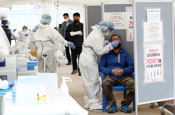 29일 오후 서울 강서구 마곡8구역 공영주차장에 마련된 코로나19 임시선별검사소에서 시민들이 검사를 받고 있다. 2021.04.29 / 사진=[뉴시스]