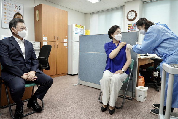 문재인 대통령이 30일 오전 서울 종로구 종로보건소에서 코로나19 백신 2차 예방접종 후 김정숙 여사의 접종을 바라보고 있다. 2021.04.30 / 사진=[뉴시스]