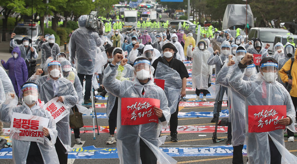 제131주년 세계 노동절인 1일 서울 영등포구 여의도 LG트윈타워 앞에서 민주노총 등 노동절 집회 참가자들이 구호를 외치고 있다. 2021.05.01 / 사진=[뉴시스]