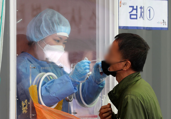 0시 기준 코로나19 신규 확진자 수가 606명을 기록한 2일 오전 서울 중구 서울역광장에 마련된 코로나19 중구 임시선별검사소에서 한 시민이 검사를 받고 있다. 2021.05.02 / 사진=[뉴시스]