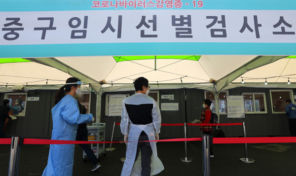 0시 기준 코로나19 신규 확진자 수가 606명을 기록한 2일 오전 서울 중구 서울역광장에 마련된 코로나19 중구 임시선별검사소에서 시민들이 검사 순서를 기다리고 있다. 2021.05.02. / 사진=[뉴시스]