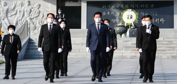 송영길 더불어민주당 신임 당대표와 윤호중 원내대표, 최고위원들이 3일 오전 서울 동작구 현충원을 방문해 현충탑에서 참배를 마친 뒤 돌아서 나오고 있다. 2021.05.03 / 사진=[국회사진기자단]