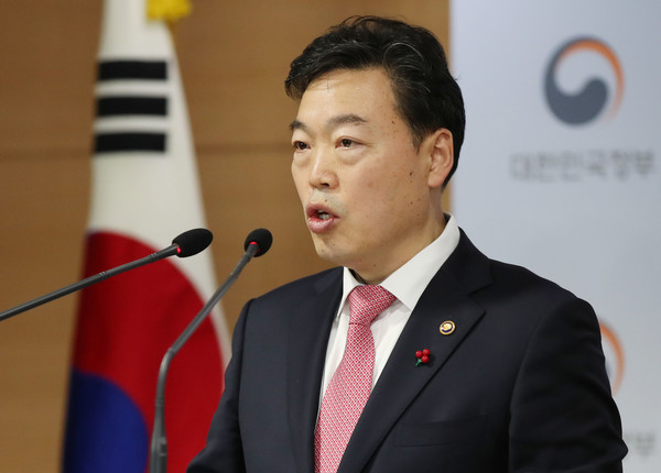 김오수 법무부 장관 직무대행이 30일 서울 종로구 정부서울청사에서 2020년 신년 특별사면 발표를 하고 있다. 정부는 일반형사범, 양심적 병역거부 사범, 특별배려 수형자, 선거사범 등 5,174명에 대한 특별사면을 단행한다. 2019.12.30 / 사진=[뉴시스]