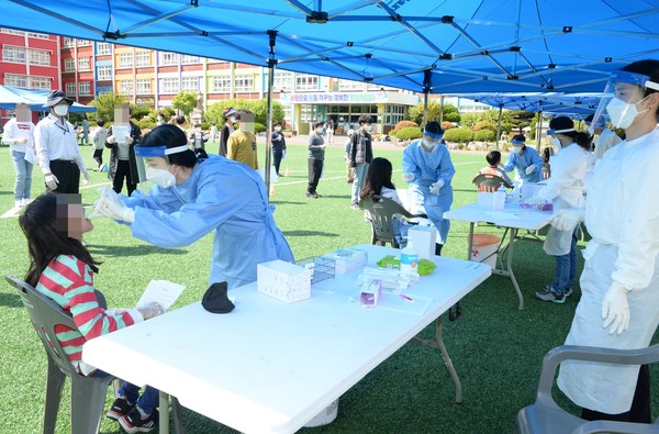 울산 남구 한 초등학교 학생이 코로나19 확진판정을 받은 3일 오후 해당 초등학교 임시 선별검사소에서 학생들이 코로나19 검사를 받고 있다. 2021.05.03 / 사진=[뉴시스]