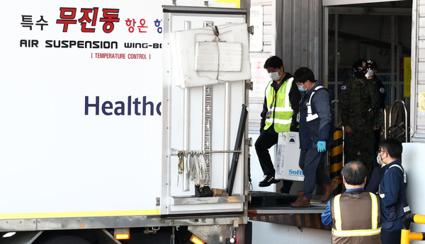 코로나19 화이자 백신 25만회분이 21일 오전 인천국제공항 화물터미널에 도착해 백신 수송 관계자들이 백신을 운송 차량에 싣고 있다. 2021.04.21 / 사진=[뉴시스]