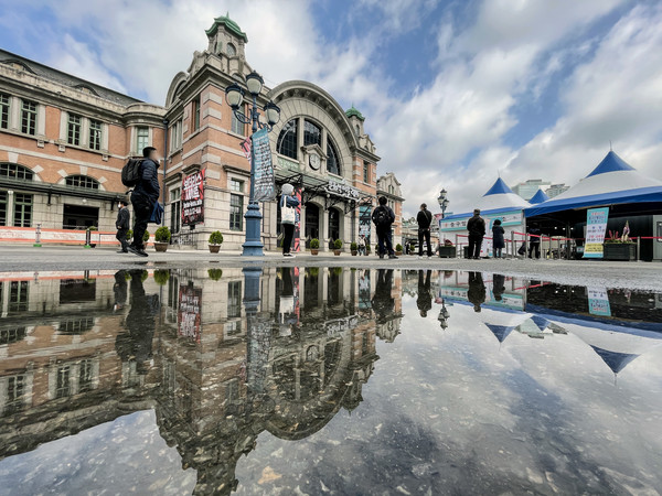 코로나19 신규 확진자가 676명을 기록한 5일 오전 서울 중구 서울역 광장에 설치된 임시 선별검사소에서 시민들이 검사를 받기 위해 줄 서 있다. 2021.05.05 / 사진=[뉴시스]