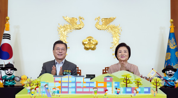 문재인 대통령이 4일 청와대 본관 집무실에서 강원도 평창의 도성초등학교 어린이들과 랜선초청 만남을 갖고 있다. 2021.05.05 / 사진=[뉴시스]