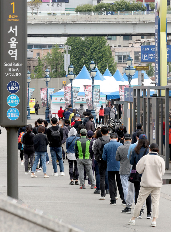 코로나19 신규 확진자가 676명을 기록한 5일 오전 서울 중구 서울역 광장에 설치된 임시 선별검사소에서 시민들이 검사를 받기 위해 줄을 서 있다. 2021.05.05 / 사진=[뉴시스]