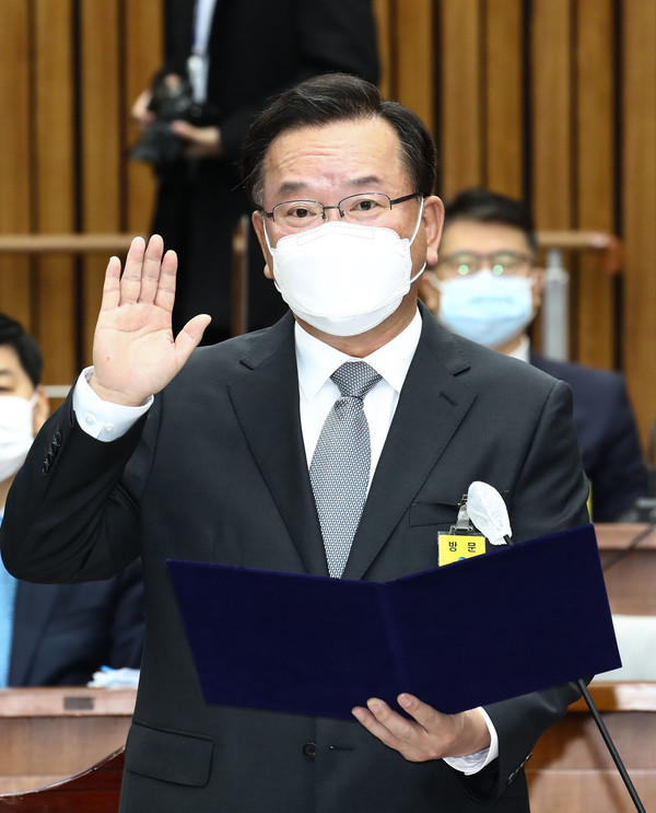 김부겸 국무총리 후보자가 6일 서울 여의도 국회 제3회의장에서 열린 인사청문회에서 선서하고 있다.2021.05.06 / 사진=[공동취재사진]